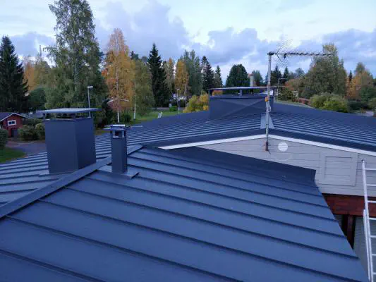 Kuva valmiista peltikattoremontista